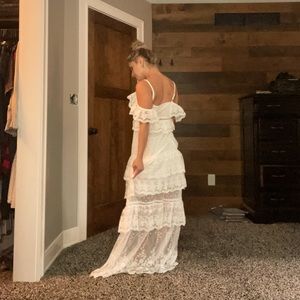 White lace cold shoulder tiered skirt. Brand unknown, size S. I am 5’2